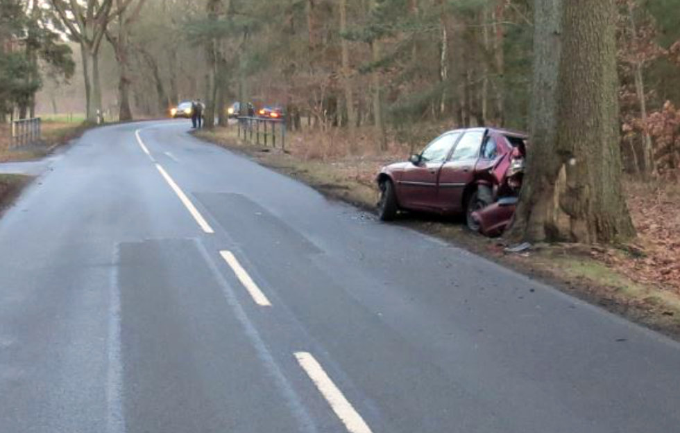 Auto Prallt Gegen Baum | SachsenAnhalt112.de